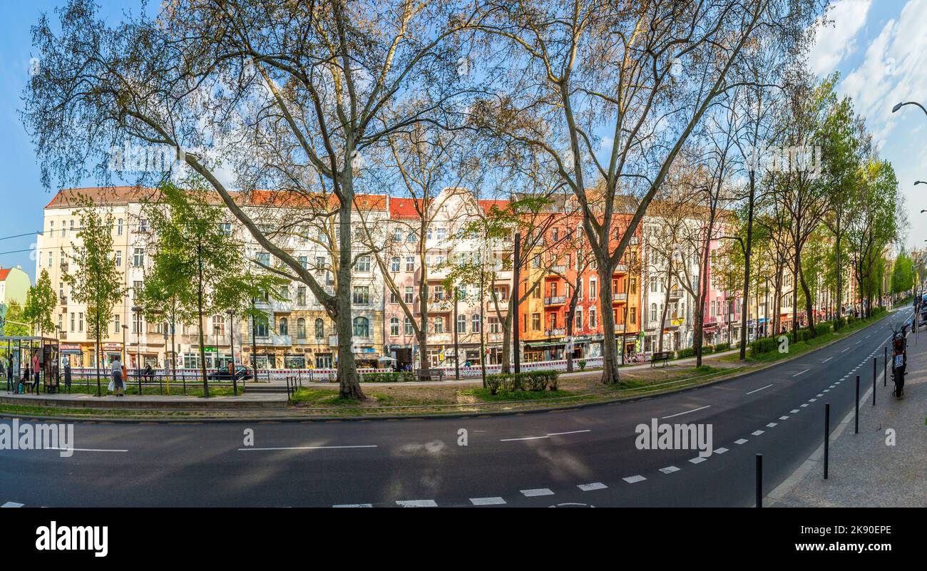 BERLIN, ALLEMAGNE - 1 MAI 2016 : les personnes de la rue Warschauer Strasse se rendent à la station de tramway. Warschauer Straße est une rue dans la localité Friedrichshain de c Banque D'Images