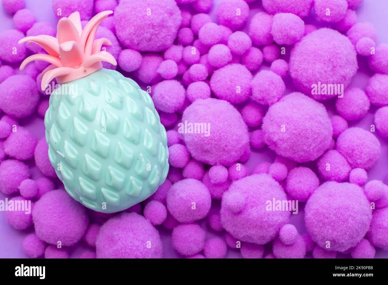 Un gros plan de boules violettes de différentes tailles avec bleu et rose petit ananas sur Banque D'Images