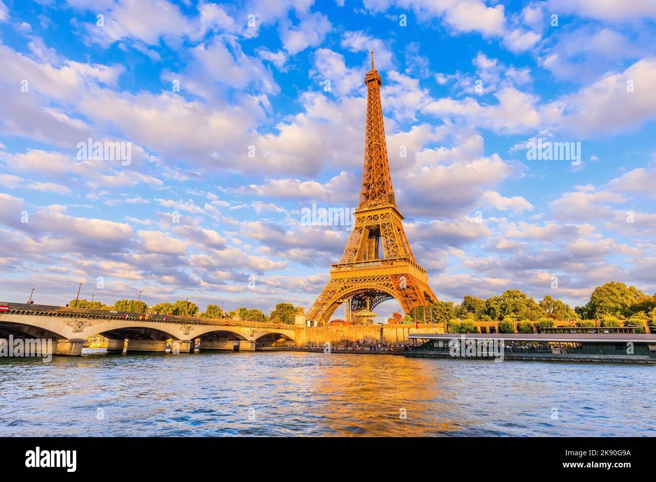 Paris, la Tour Eiffel et la Seine au coucher du soleil. Paris, France. Banque D'Images