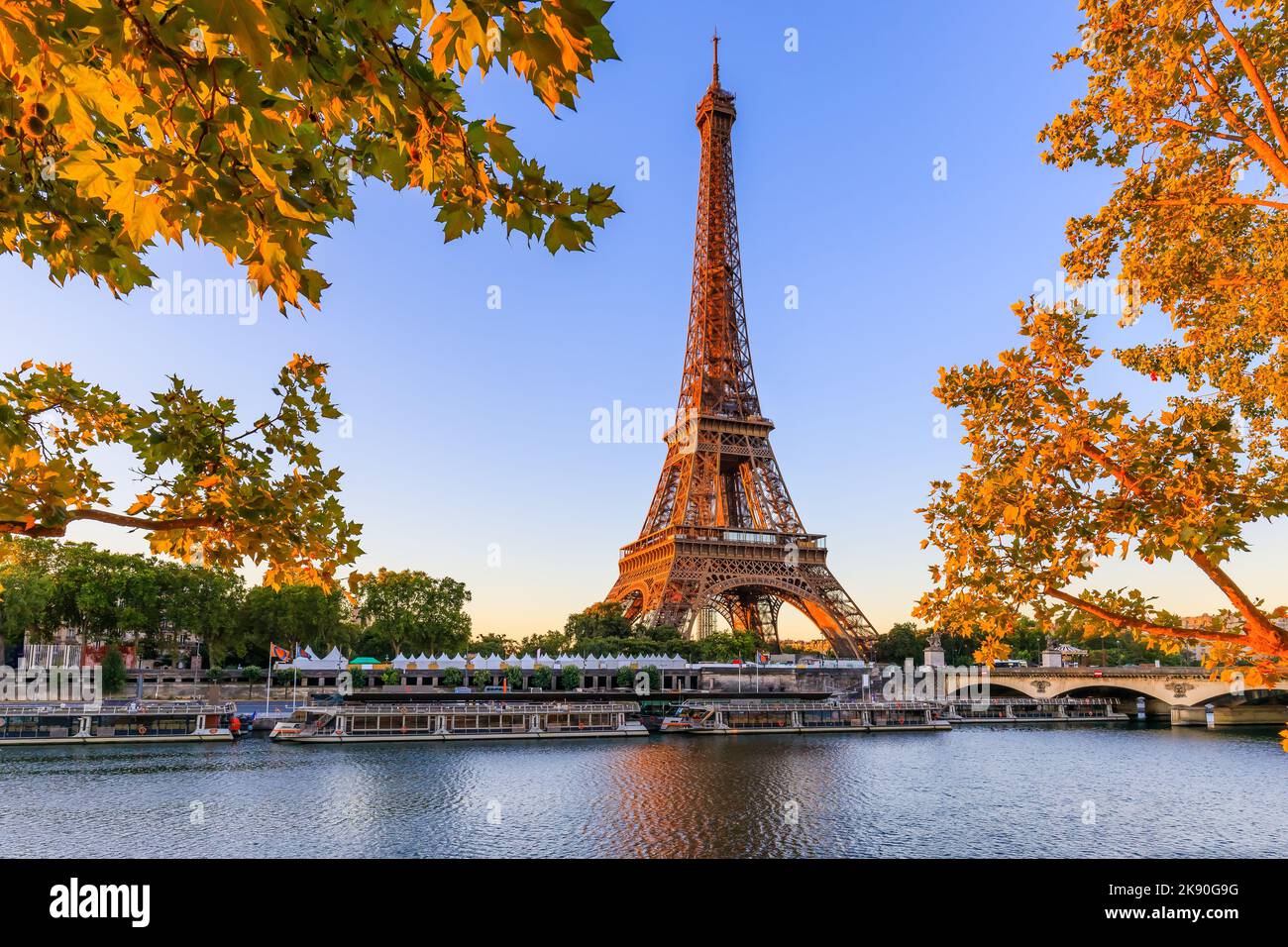 Paris, la Tour Eiffel et la Seine au lever du soleil. Paris, France. Banque D'Images