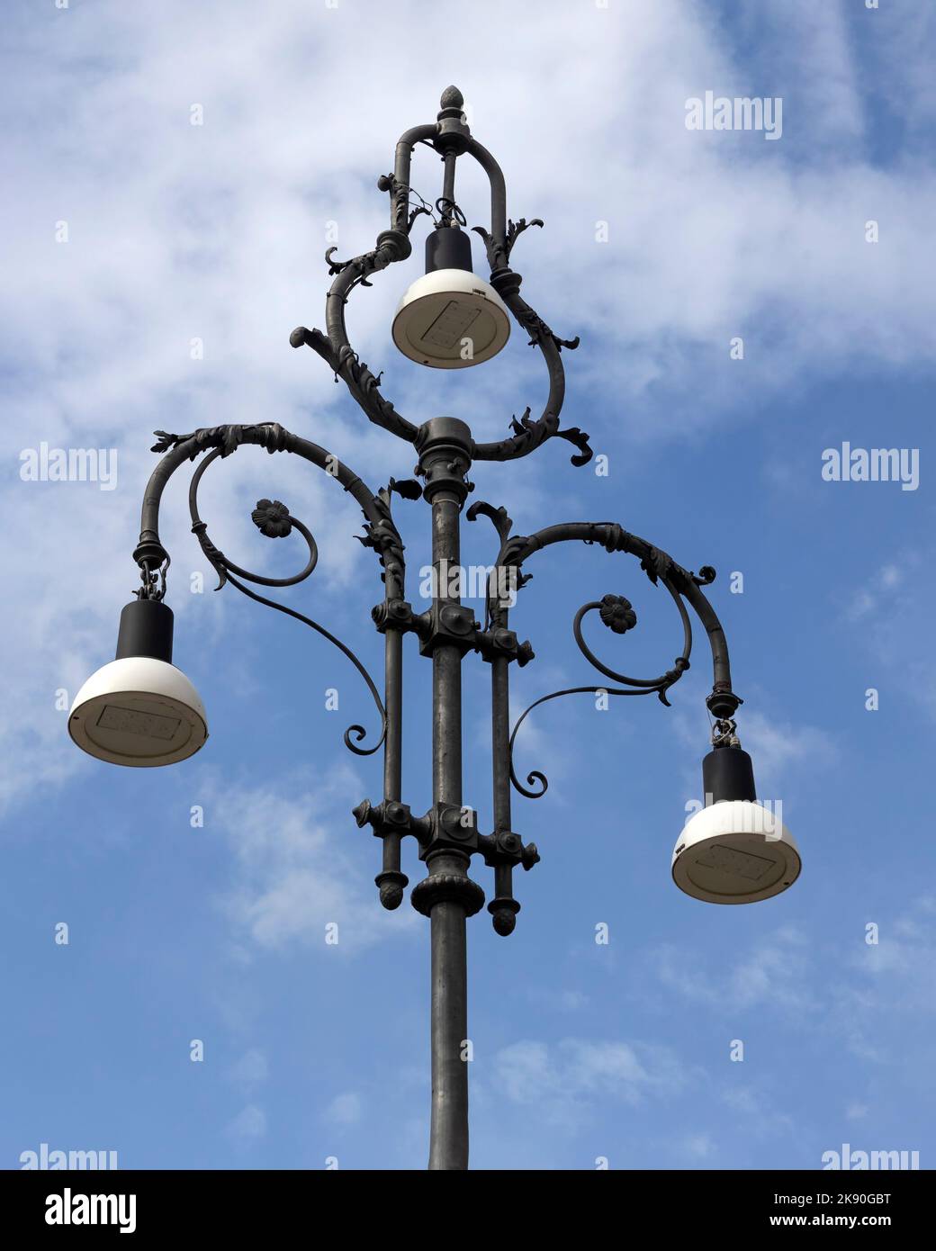 LECCE, ITALIE - 14 OCTOBRE 2022 : lampes LED modernes dans des lampes de rue anciennes Banque D'Images
