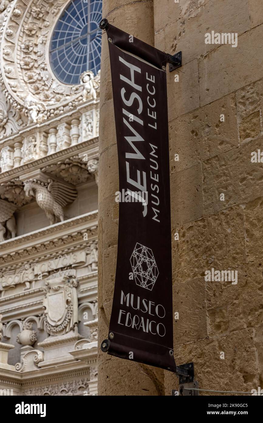 LECCE, ITALIE - 14 OCTOBRE 2022 : panneau devant le Musée juif (Museo Ebraico) dans la via Umberto Banque D'Images