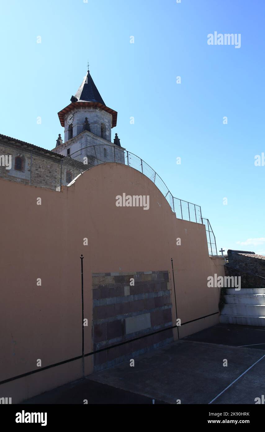 L'autre côté de l'église est un mur de fronton, utilisé pour le jeu traditionnel basque de pelote, Ainhoa, Pyrénées Atlantiques, France Banque D'Images