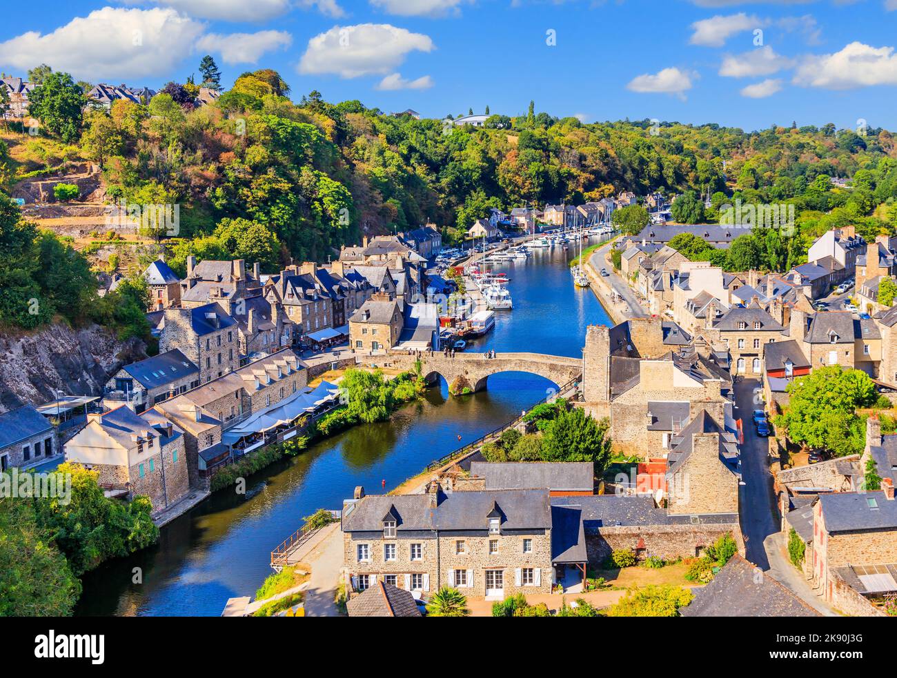 Dinan, Bretagne, France. Vue sur le port de Dinan et la rivière Rance. Banque D'Images