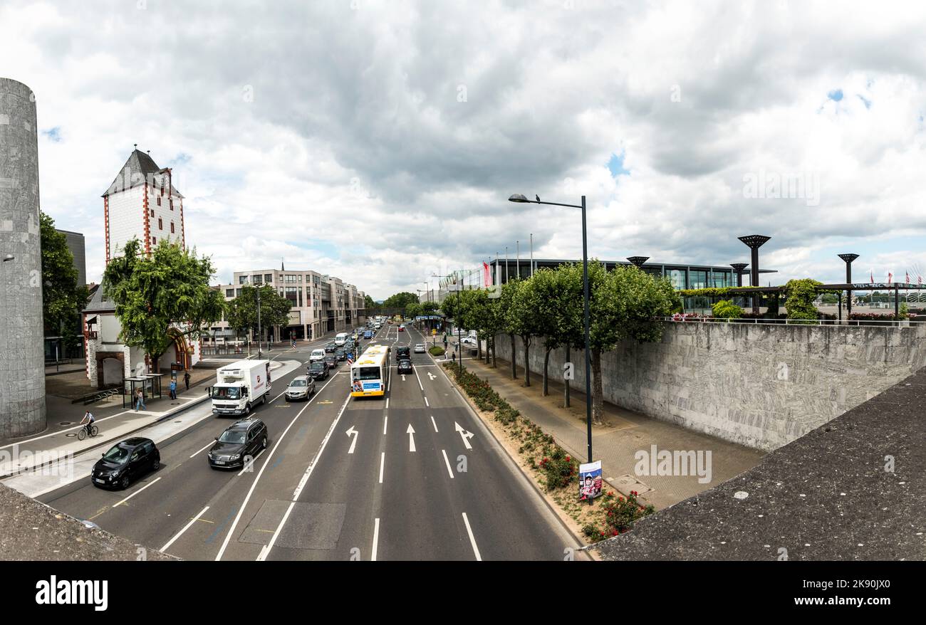 MAYENCE, ALLEMAGNE - 15 JUILLET 2016 : vue sur l'autoroute autour de Mayence avec vue sur la salle Rheingold Banque D'Images