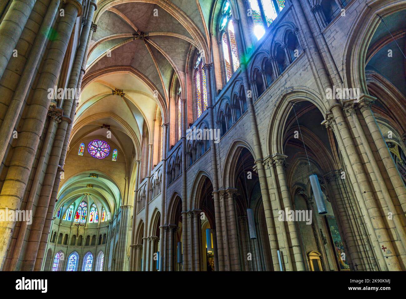 LYON, FRANCE - SEP 2, 2016 : à l'intérieur de la nef de la cathédrale Saint-Jean-Baptiste de Lyon - Saint John Banque D'Images LYON, FRANCE - SEP 2, 2016 : à l'intérieur de la nef de la cathédrale Saint-Jean-Baptiste de Lyon - Saint John Banque D'Images