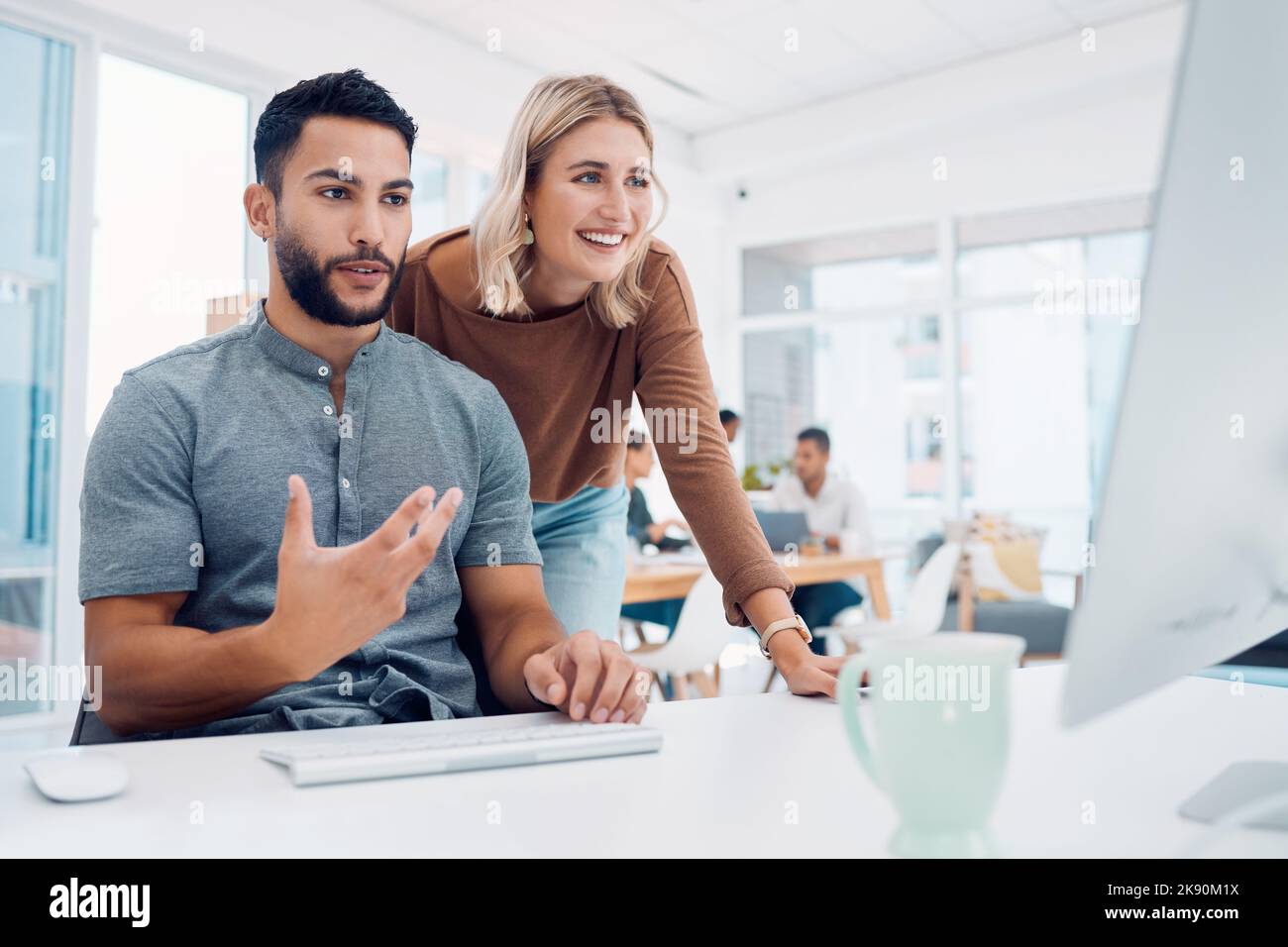 Démarrage, stratégie et équipe à l'ordinateur dans le bureau pour la planification UX de site Web, brainstorming et idée. Conception Web et communication de personnes créatives pour Banque D'Images