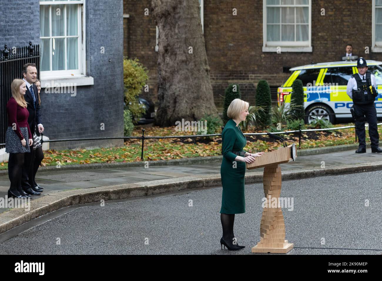 Londres, Royaume-Uni. 25th octobre 2022. Liz Truss fait sa dernière déclaration en tant que Premier ministre à l'extérieur du 10 Downing Street avant de rencontrer le roi Charles III au Palais de Buckingham. Rishi Sunak a été nommé chef des conservateurs et devient donc Premier ministre, après avoir été le seul candidat à obtenir 100 nominations de députés conservateurs, comme spécifié pour le concours de leadership. Crédit : Mark Kerrison/Alamy Live News Banque D'Images