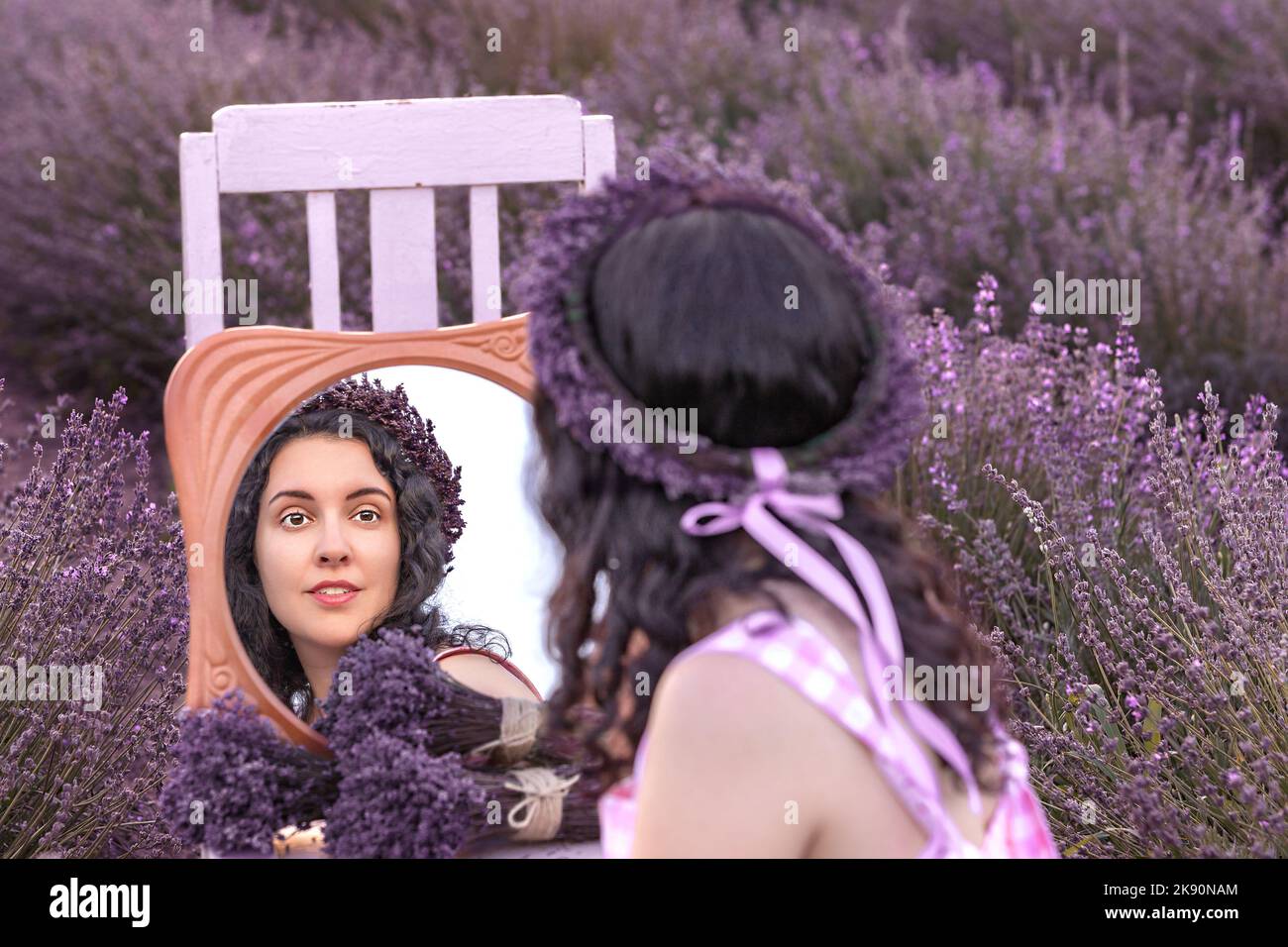 Une fille dans le champ de lavande au coucher du soleil avec un bouquet de lavande Banque D'Images