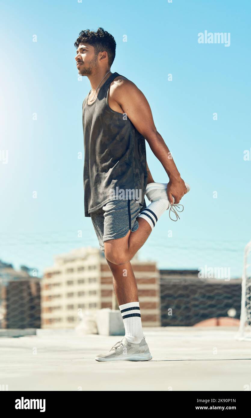 Entraînement, sport ou homme étirant les jambes pour la forme physique, l'exercice ou le sport