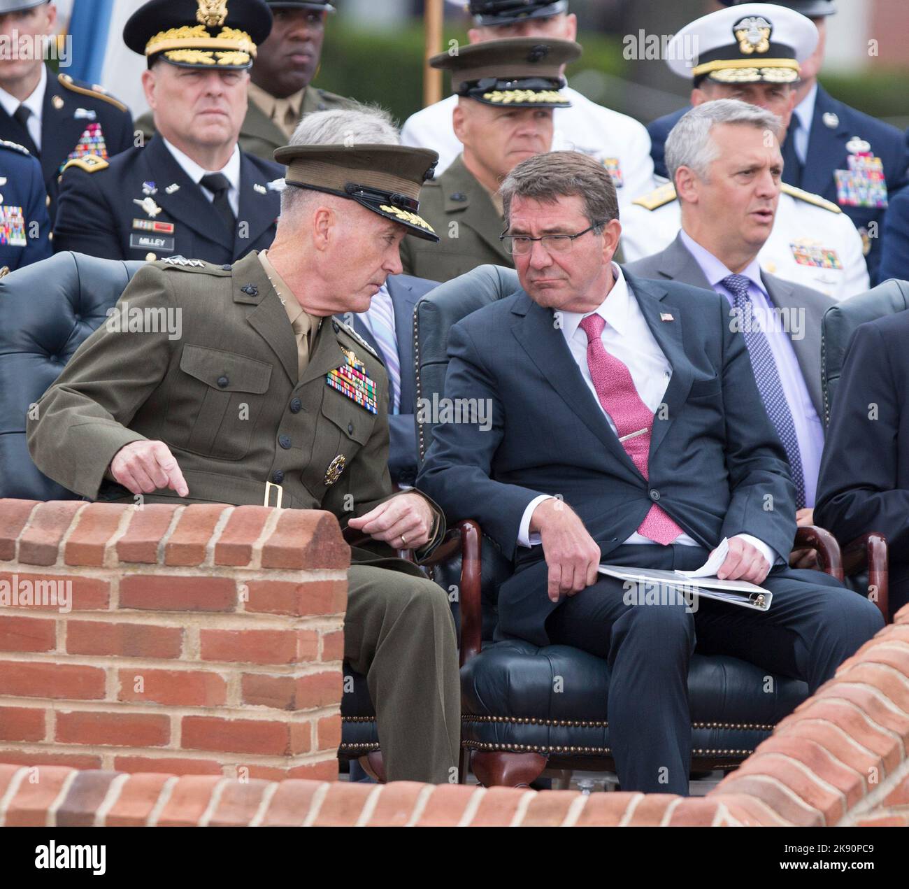 Le général Joseph Dunford s'entretient avec le secrétaire à la Défense Ashton carter lors de la cérémonie de retraite du général Martin Dempsey à fort Myer, en Virginie, au 25 septembre 2015. Crédit : Chris Kleponis/CNP/MediaPunch Banque D'Images