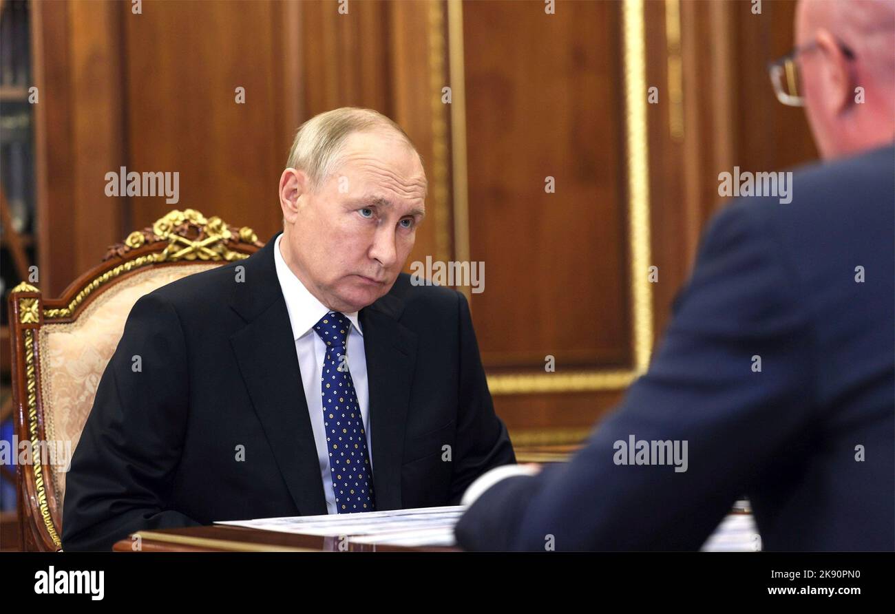 Moscou, Russie. 24th octobre 2022. Le président russe Vladimir Poutine tient une rencontre en face-à-face avec le vice-premier ministre Dmitry Chernyshenko, à droite, au bureau du Kremlin, à 24 octobre 2022, à Moscou, en Russie. Credit: Gavriil Grigorov/Kremlin Pool/Alamy Live News Banque D'Images