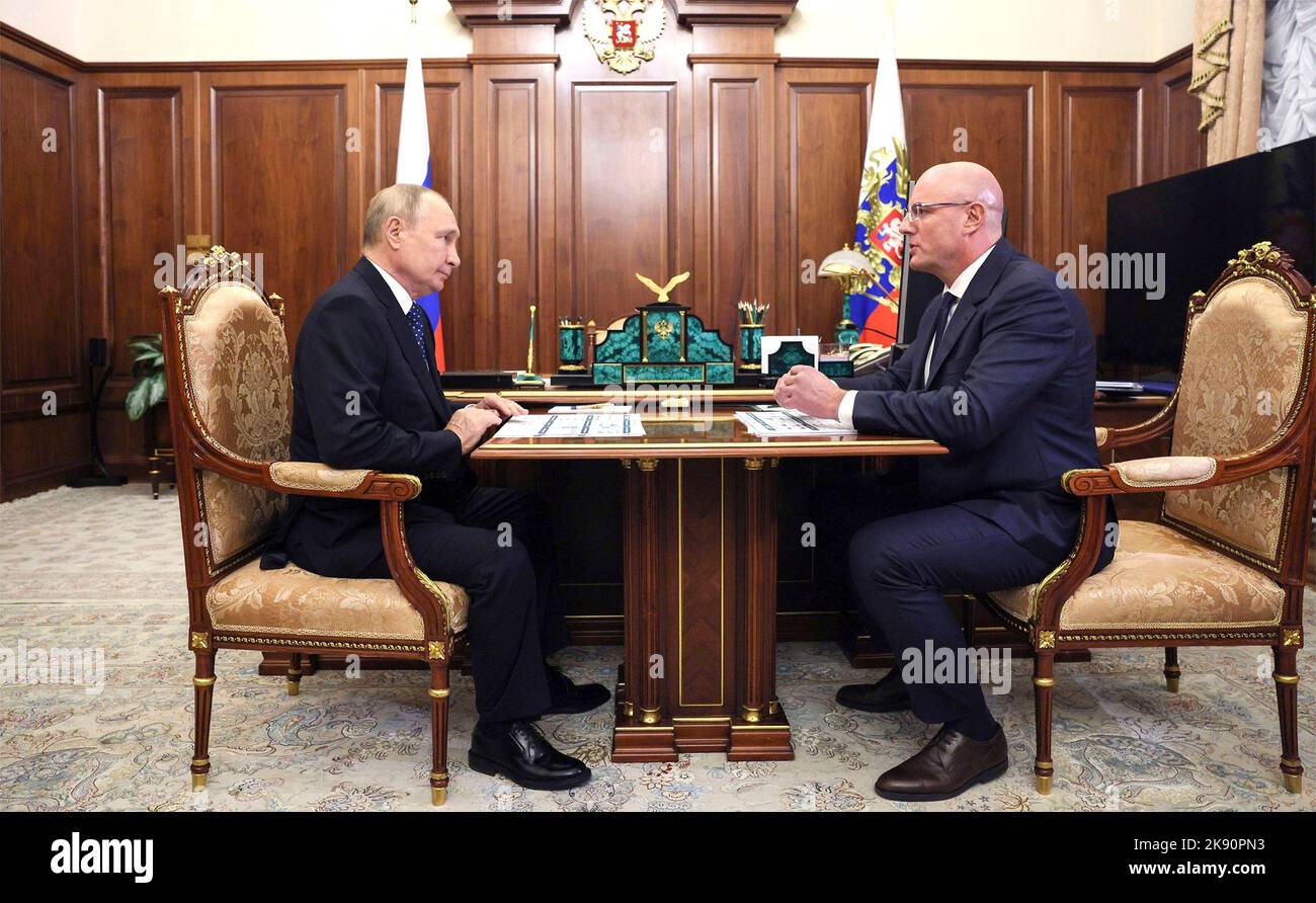 Moscou, Russie. 24th octobre 2022. Le président russe Vladimir Poutine tient une rencontre en face-à-face avec le vice-premier ministre Dmitry Chernyshenko, à droite, au bureau du Kremlin, à 24 octobre 2022, à Moscou, en Russie. Credit: Gavriil Grigorov/Kremlin Pool/Alamy Live News Banque D'Images