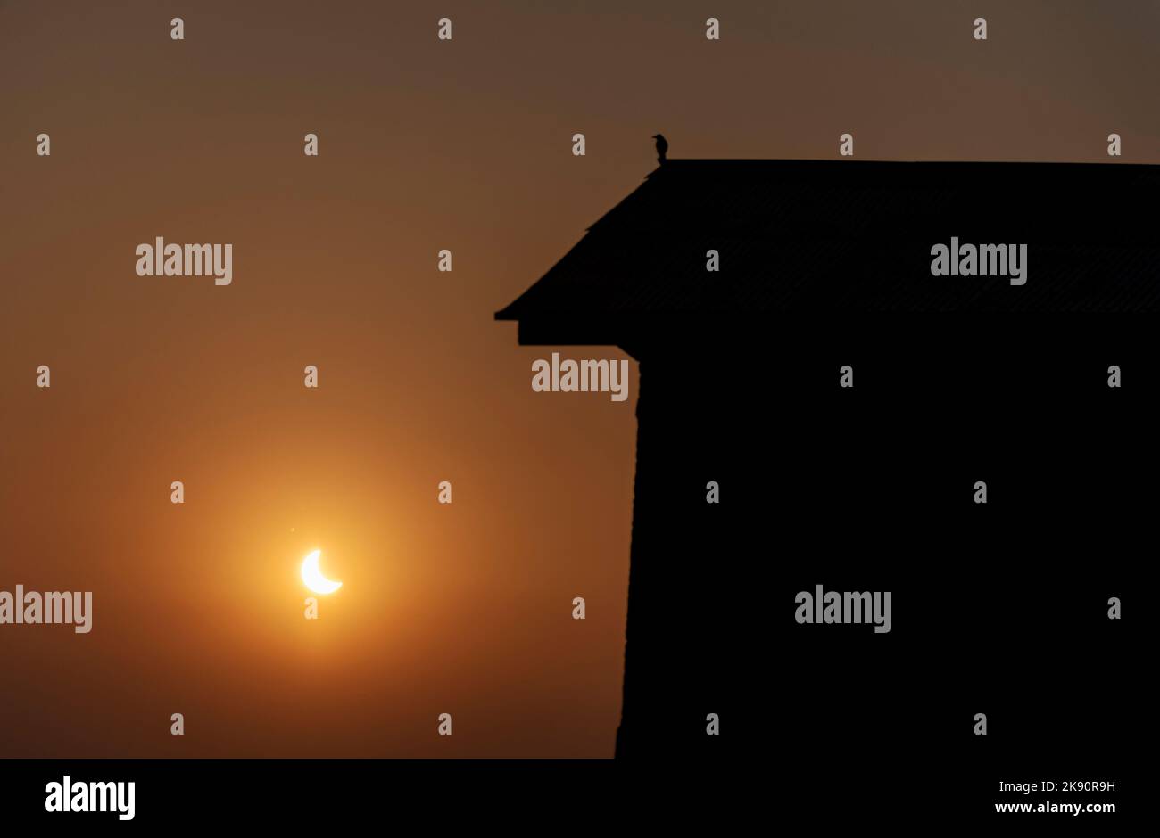 éclipse solaire partielle visible à partir de Srinagar. Une éclipse solaire partielle visible sur plusieurs régions d'Europe, du Moyen-Orient, du nord-est de l'Afrique, de l'Asie occidentale, de l'océan Atlantique Nord et de l'océan Indien Nord le 25 octobre. À l'exception des quelques États de la région nord-est, la plupart des États indiens seront en mesure d'assister aux éclipses solaires. Banque D'Images