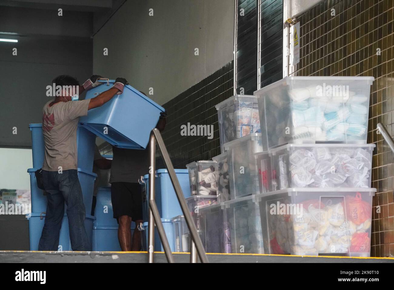 La police de la sécurité nationale recueille des preuves après l'arrestation du congresseur Wong Yat-Chin, étudiant du Politisme, lundi. 20SEP21 SCMP / Felix Wong Banque D'Images