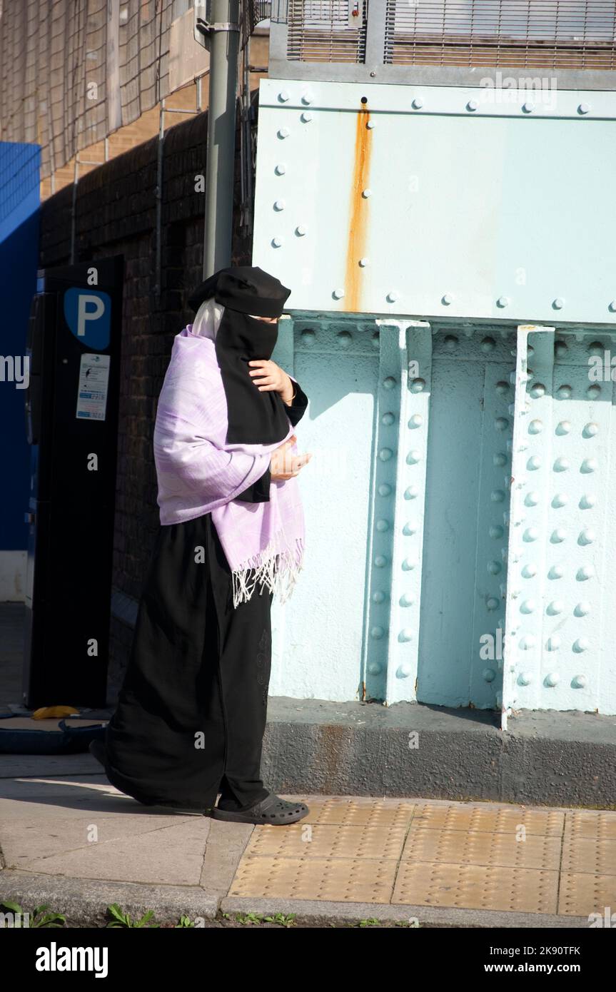 Femme voilée, Tower Hamlets, East End, Londres - les femmes voilées sont communes dans cette région où vivent aujourd'hui de nombreux immigrants du Moyen-Orient et de l'Orient Banque D'Images