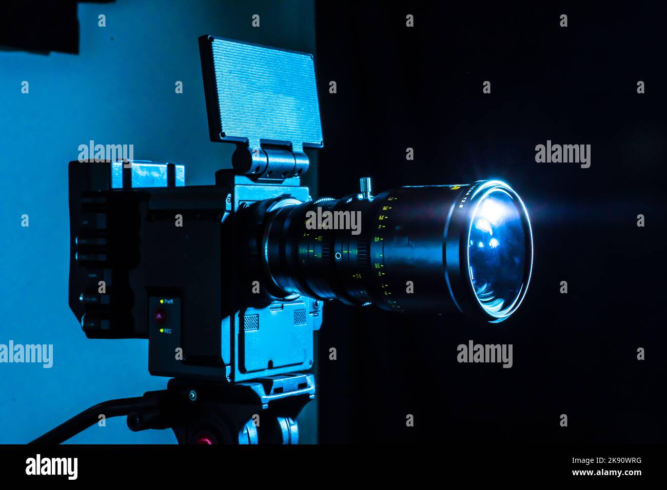 Caméra cinéma numérique dans l'obscurité. Caméra vidéo avec espace de copie pour la production de films, la télévision ou la bannière de médias de diffusion. Banque D'Images