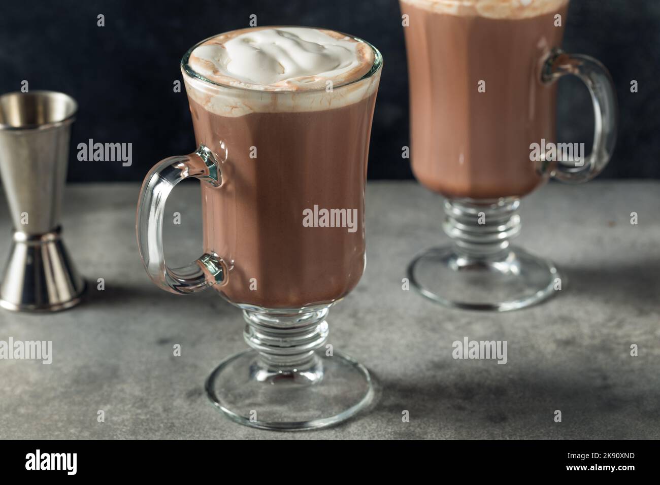 Remontée mécanique chaude, cocktail au chocolat chaud et crème fouettée Banque D'Images