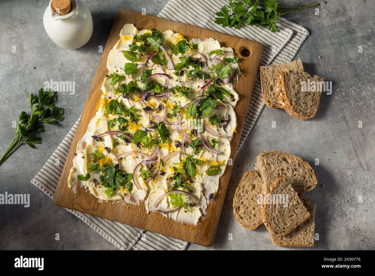 Planche à beurre tendance maison avec herbes et pain Banque D'Images