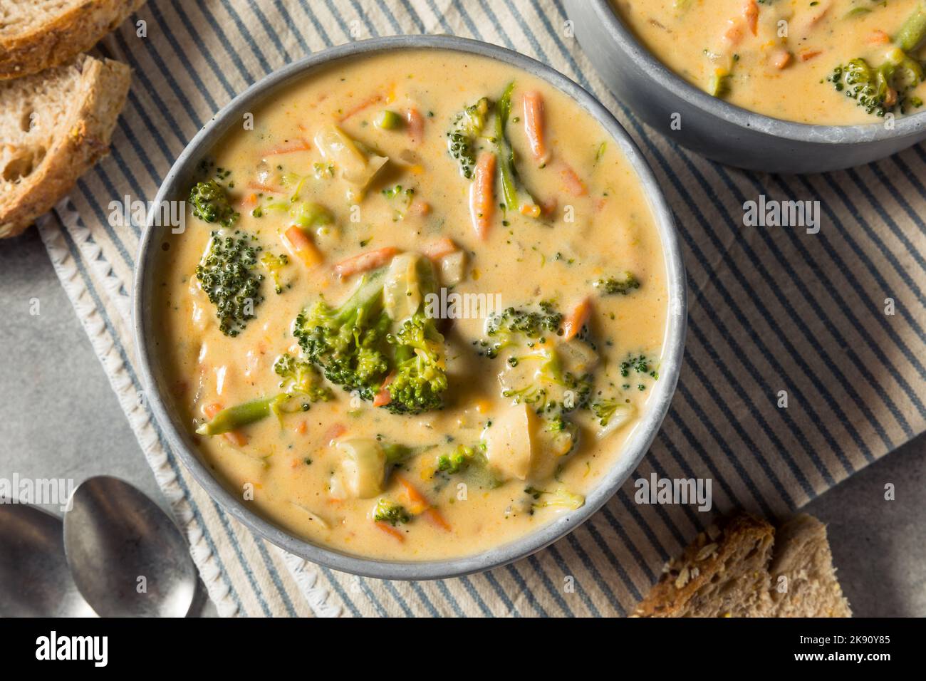 Soupe maison de cheddar à brocoli saine avec pain Banque D'Images