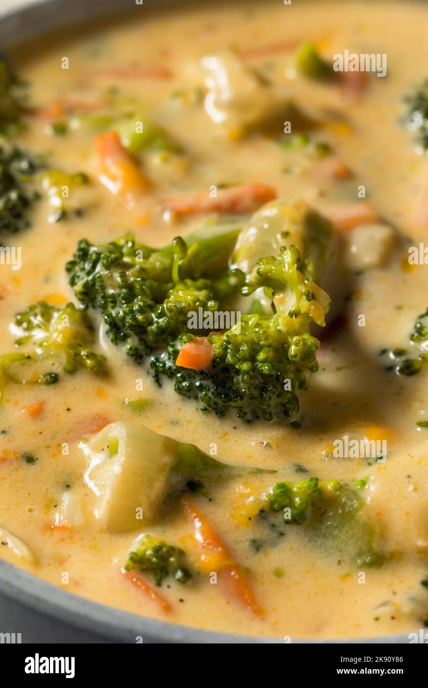 Soupe maison de cheddar à brocoli saine avec pain Banque D'Images