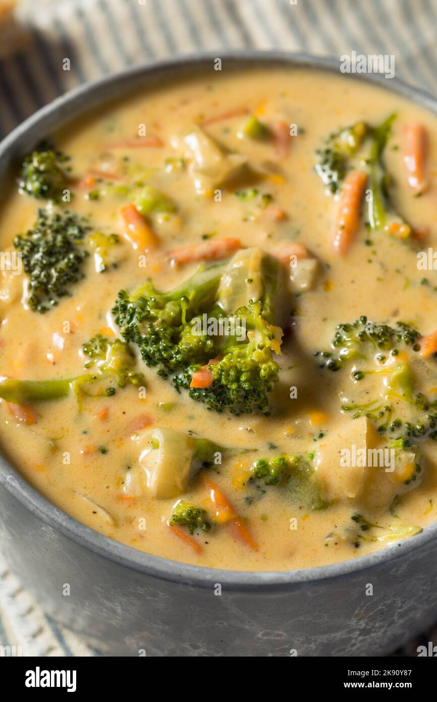 Soupe maison de cheddar à brocoli saine avec pain Banque D'Images