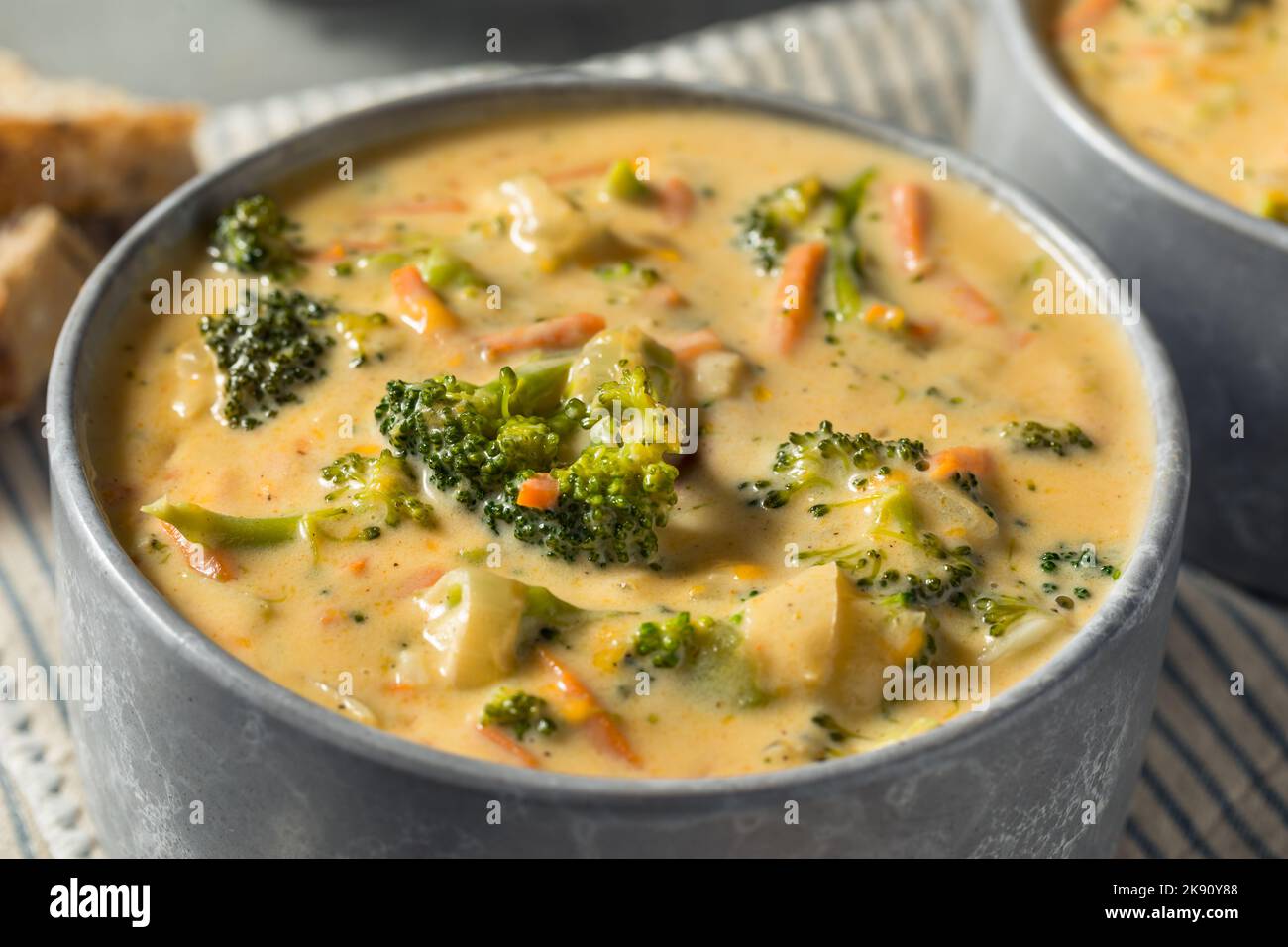 Soupe maison de cheddar à brocoli saine avec pain Banque D'Images
