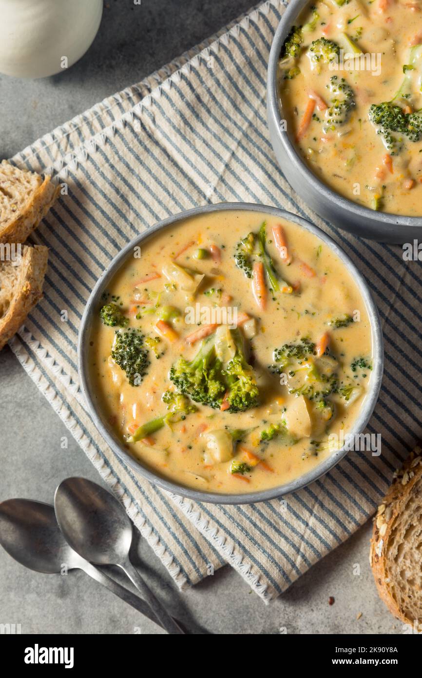 Soupe maison de cheddar à brocoli saine avec pain Banque D'Images