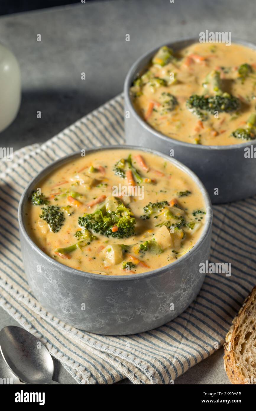 Soupe maison de cheddar à brocoli saine avec pain Banque D'Images