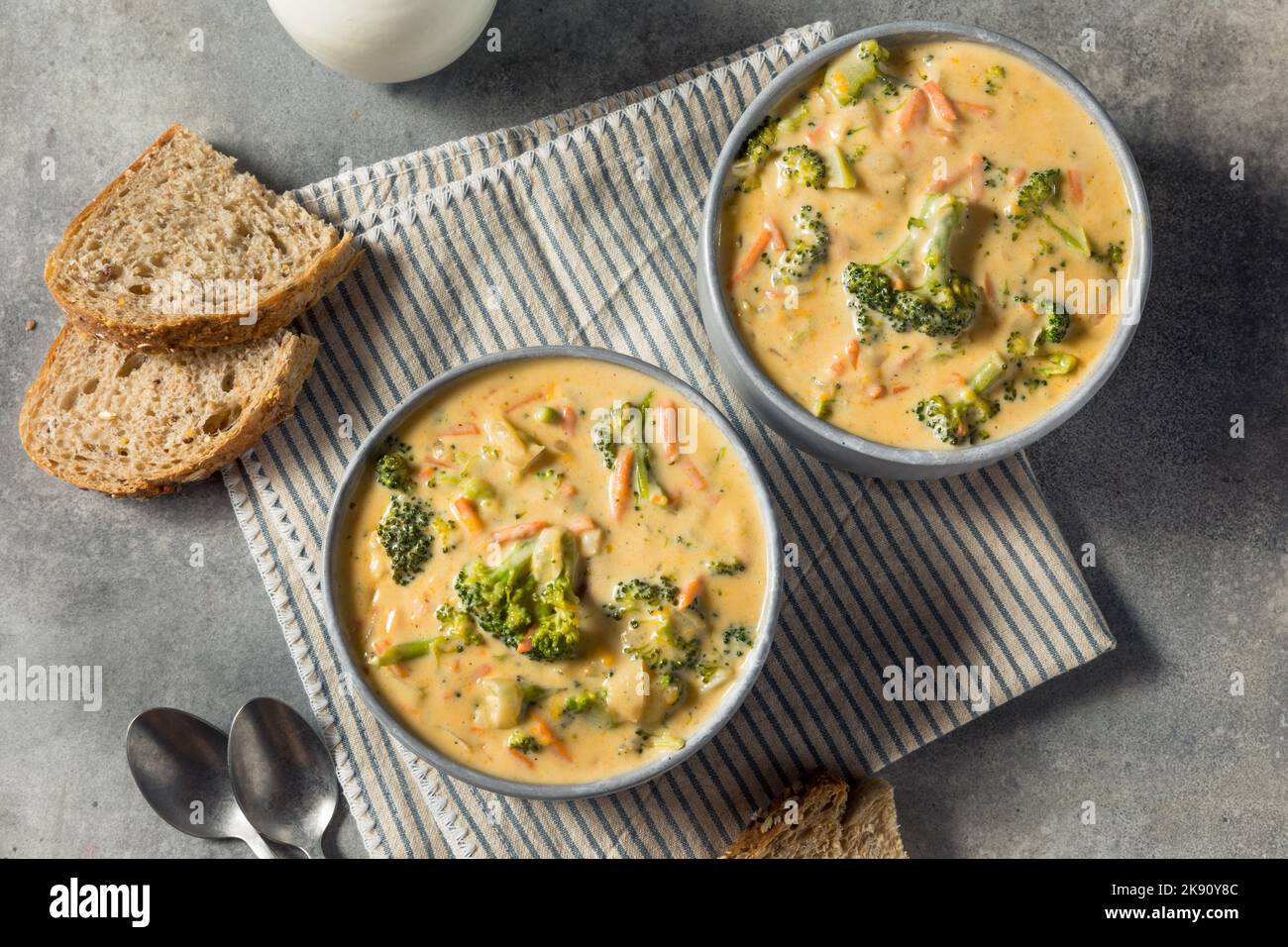 Soupe maison de cheddar à brocoli saine avec pain Banque D'Images
