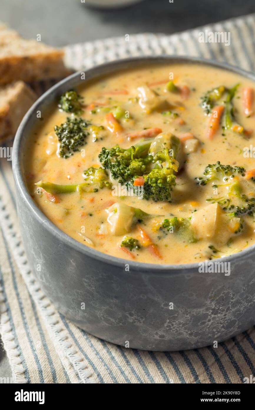 Soupe maison de cheddar à brocoli saine avec pain Banque D'Images