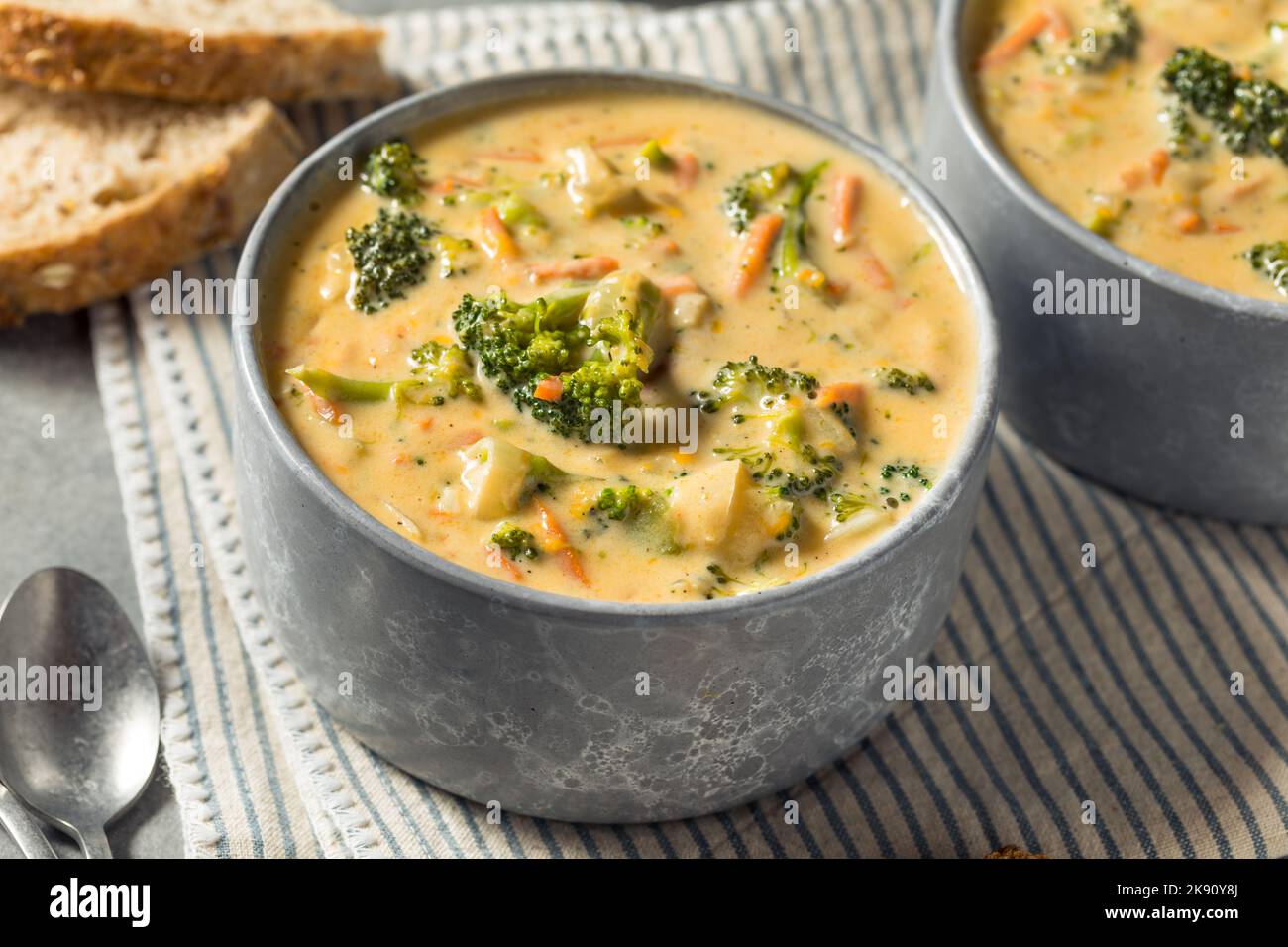 Soupe maison de cheddar à brocoli saine avec pain Banque D'Images