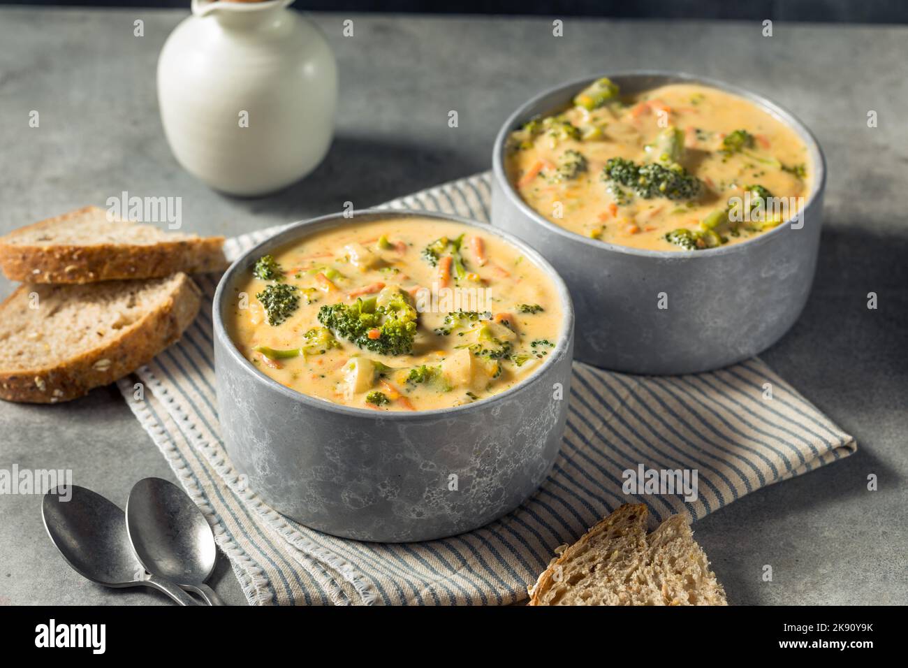 Soupe maison de cheddar à brocoli saine avec pain Banque D'Images
