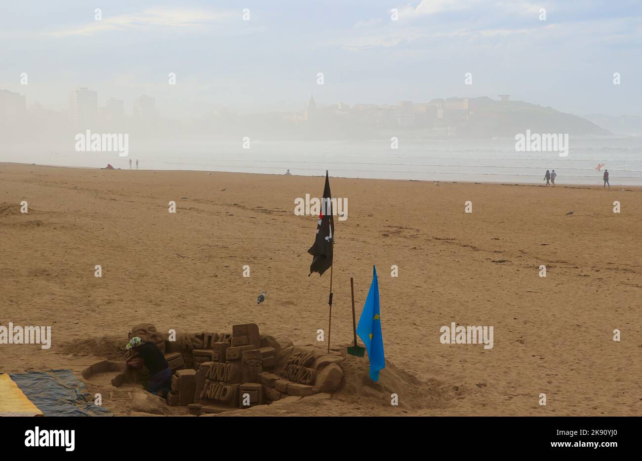 Sculpteur de sable travaillant la création de commodes sur la plage Playa de San Lorenzo Gijon Asturias Espagne Banque D'Images