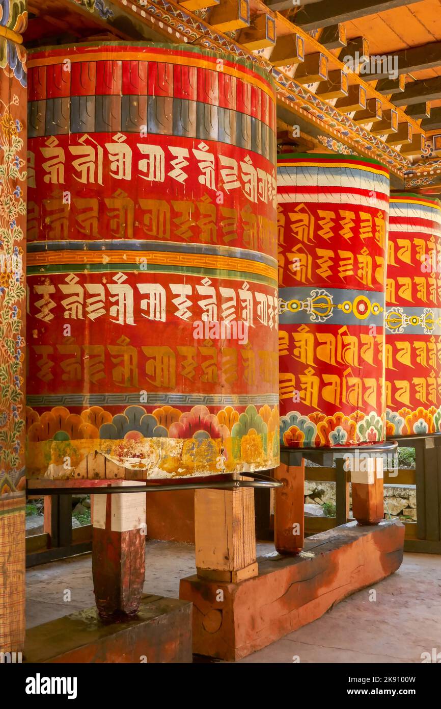 Vue verticale des moulins de prière bouddhistes colorés à Gom Kora ou du temple de Gomphu Kora près de Trashigang, dans l'est du Bhoutan Banque D'Images