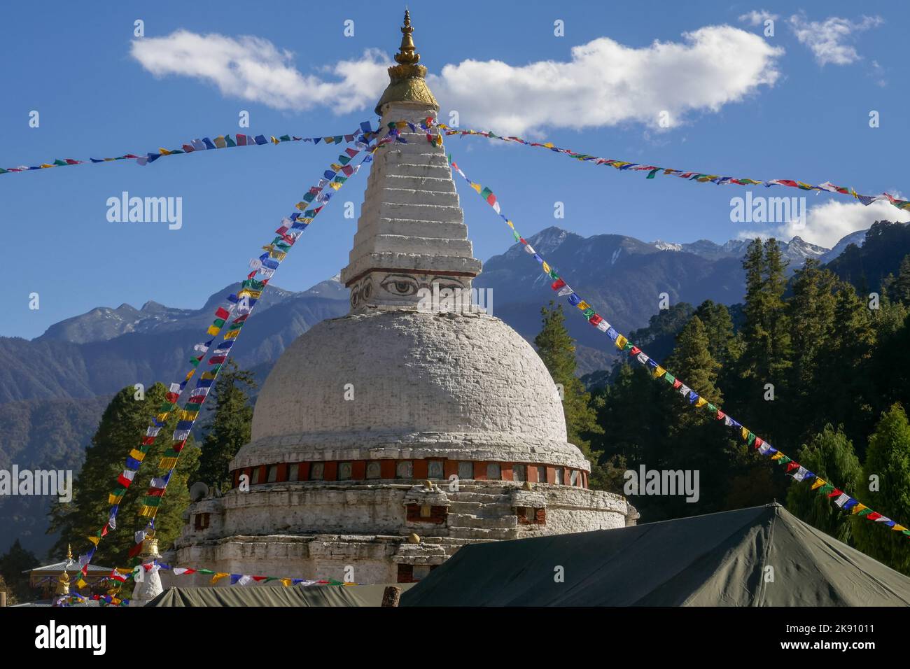 Monument bouddhiste Chendebji chorten près de Trongsa, dans le centre du Bhoutan, un stupa construit dans le style népalais avec des drapeaux de prière pour la décoration annuelle du festival Banque D'Images