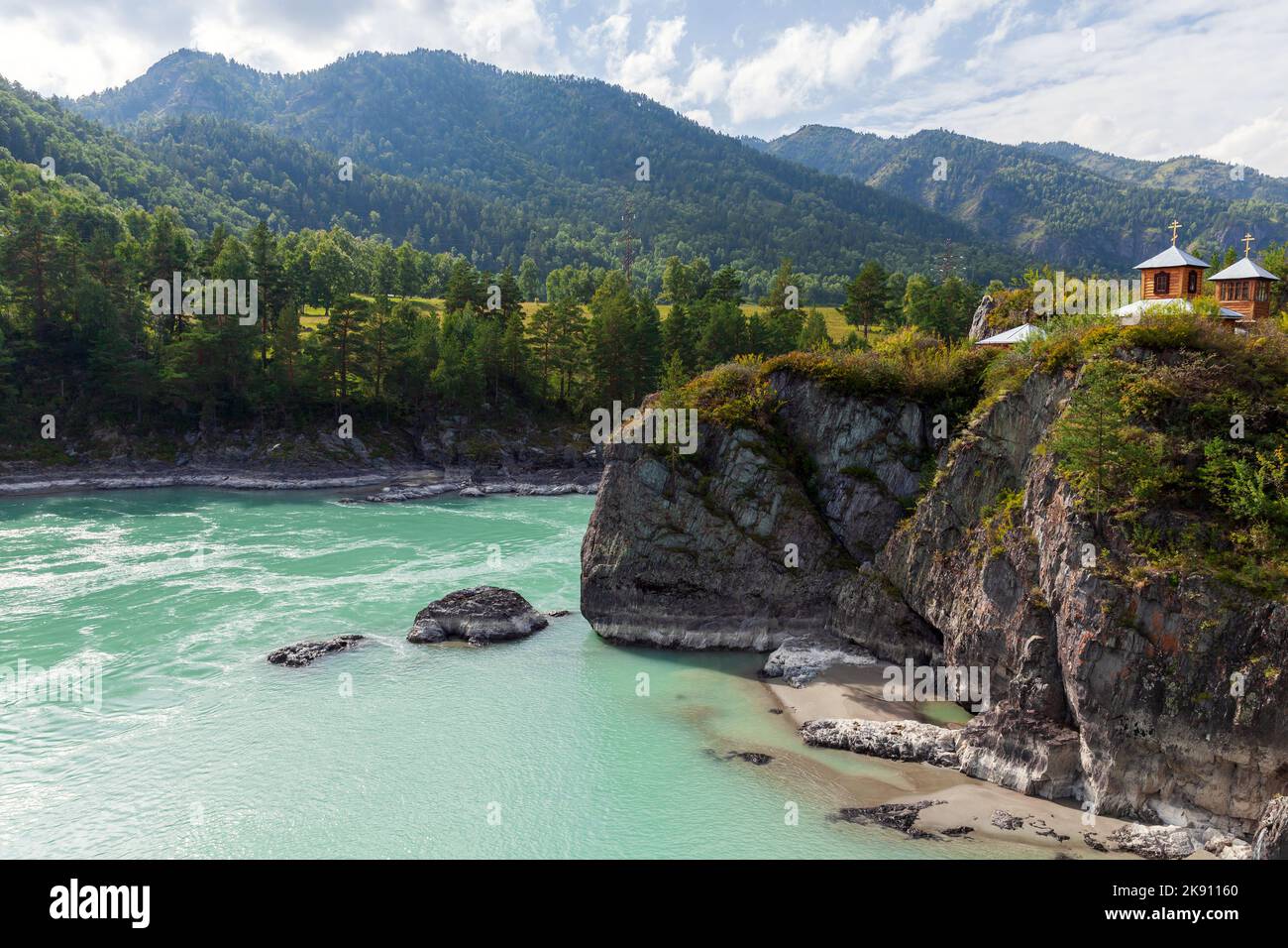 Paysage sibérien avec l'église de Jean l'évangéliste à l'île de Patmos sur le fleuve Katun. République de l'Altaï, Russie Banque D'Images