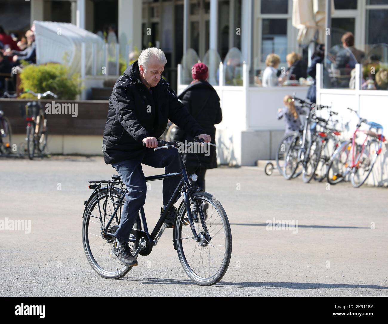 HANOVRE, ALLEMAGNE-MARS 30:Old Man non identifié appréciant de monter à vélo au bord du lac Maschsee. 30 mars, 2018 à Hanovre, Allemagne Banque D'Images