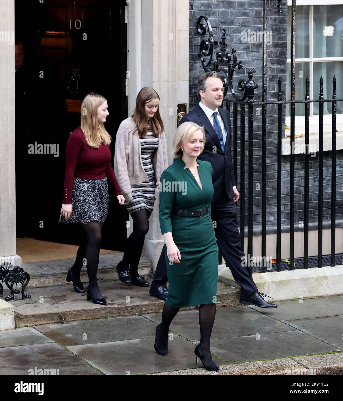 Londres, Grande-Bretagne. 25th octobre 2022. Liz Truss (devant) arrive pour prononcer un discours le dernier jour de son mandat en tant que Premier ministre britannique à l'extérieur du 10 Downing Street à Londres, en Grande-Bretagne, le 25 octobre 2022. Rishi Sunak est devenu le nouveau Premier ministre britannique mardi après avoir rencontré le roi Charles III à Buckingham Palace, où le monarque lui a demandé de former un gouvernement après la démission de Liz Truss. Crédit : Li Ying/Xinhua/Alay Live News Banque D'Images