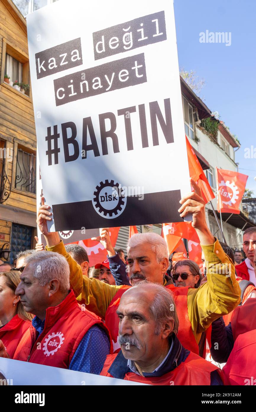 25 octobre 2022: La Confédération des syndicats révolutionnaires (DISK) a protesté contre la catastrophe minière à Amasra, qui a entraîné la mort de 41 travailleurs, à Istanbul, au Turkiye, sur 25 octobre 2022. Selon les données de l'Organisation internationale du travail, la Turquie a l'un des taux de mortalité les plus élevés de l'industrie minière. (Image de crédit : © Tolga Ildun/ZUMA Press Wire) Banque D'Images