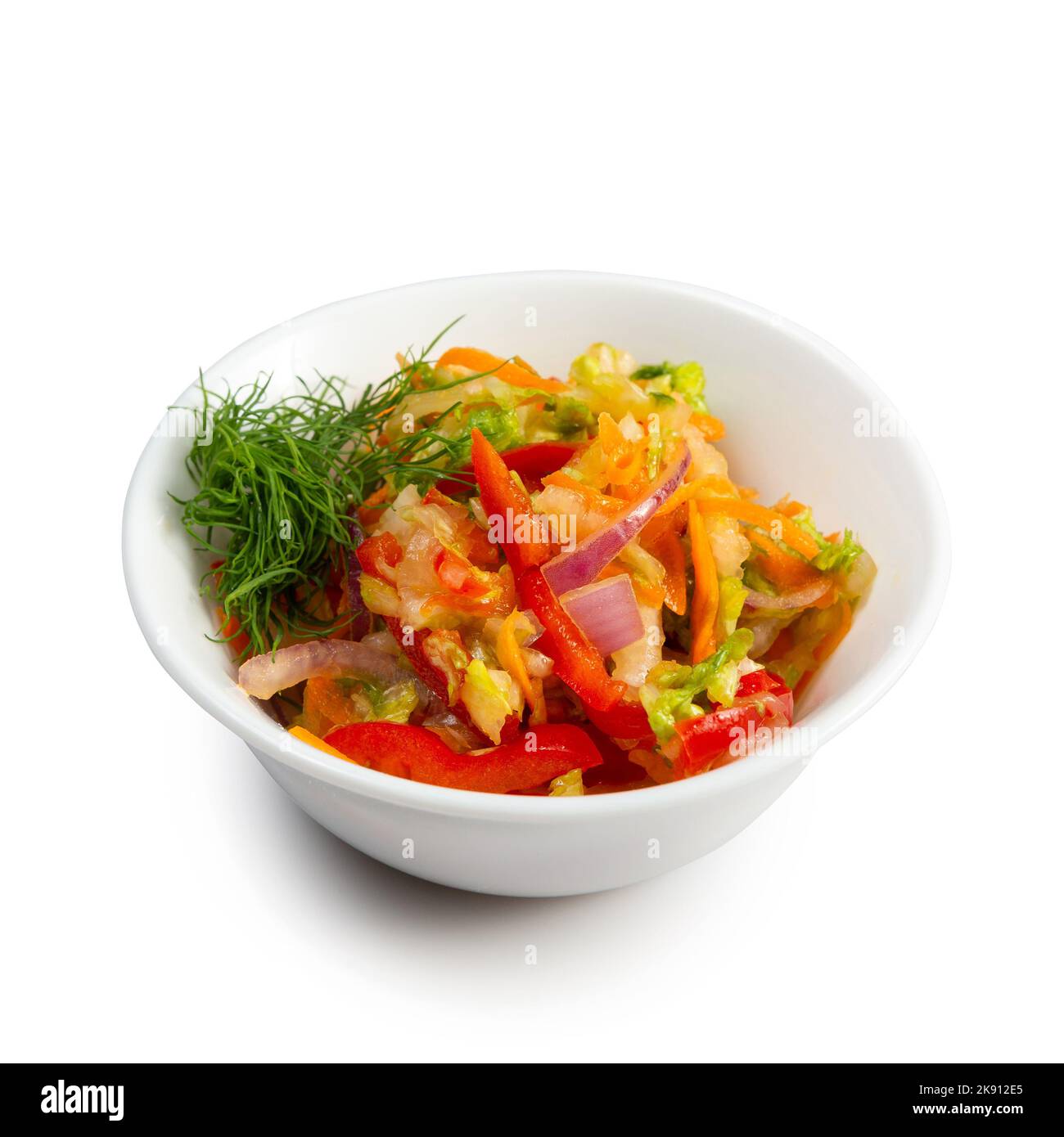 Portion de salade avec légumes frais dans un bol en verre isolé sur fond blanc. Banque D'Images