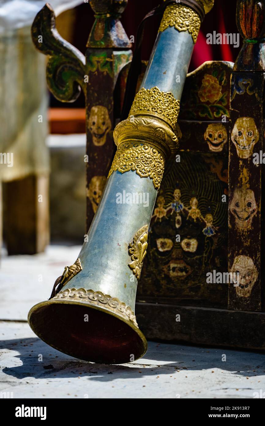 Une photo verticale d'une ancienne corne rituelle dorée pendant le festival Tiji Banque D'Images