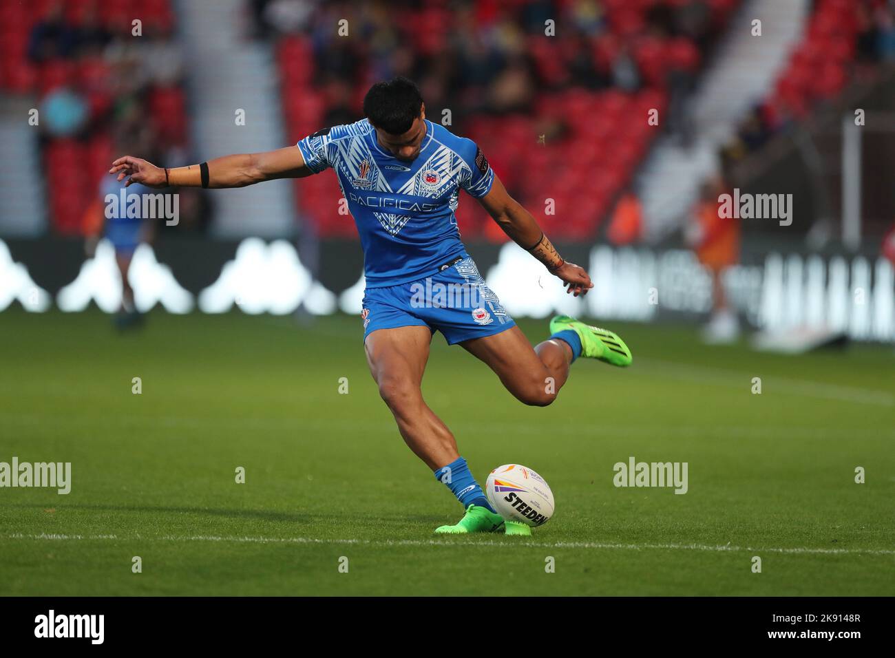 Stephen Crichton de Samoa commence à but lors de la coupe du monde 2021 de la Ligue de rugby Un match entre Samoa et la Grèce au stade Eco-Power, Doncaster, le dimanche 23rd octobre 2022. (Credit: Mark Fletcher | MI News ) Credit: MI News & Sport /Alay Live News Banque D'Images