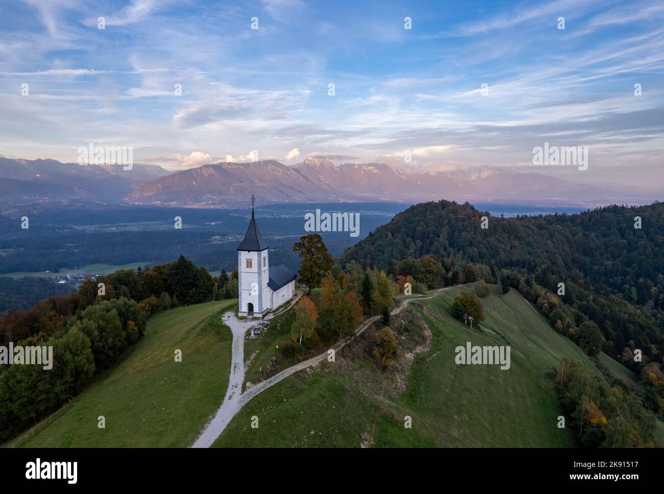 L'église de Saint Primož et Felicijan, Jamnik, Slovénie, photo de drone au coucher du soleil Banque D'Images