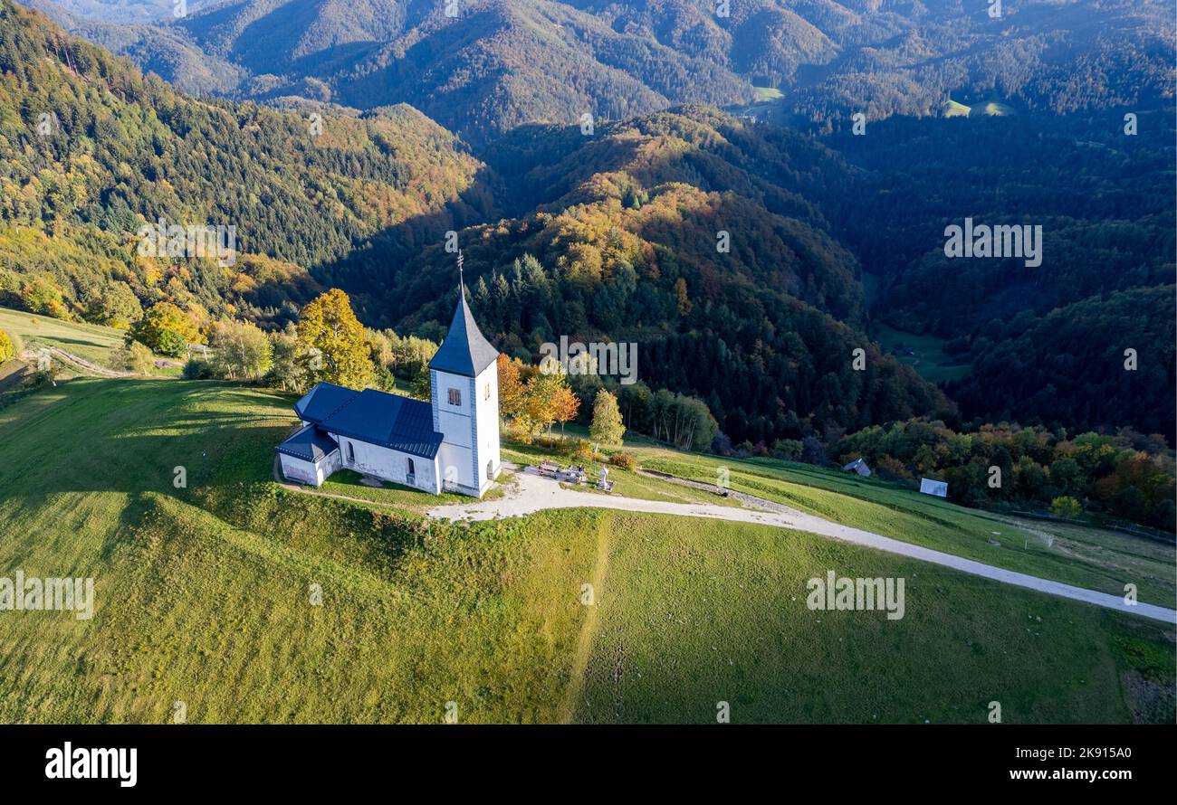 L'église de Saint Primož et Felicijan, Jamnik, Slovénie, photo de drone au coucher du soleil Banque D'Images