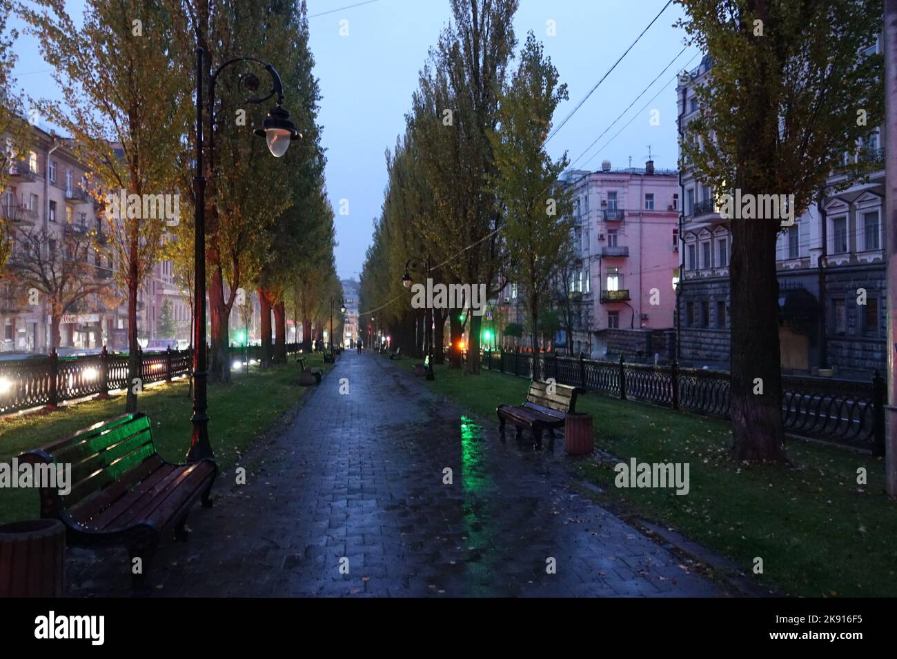 Kiew, Ukraine. 25th octobre 2022. Éclairage limité dans la rue dans la capitale ukrainienne le soir. De nombreux feux restent éteints. L'Ukraine tente de stabiliser son réseau électrique, endommagé par les frappes aériennes russes, par des mesures d'économie d'électricité et des fermetures en alternance dans tout le pays. Credit: Friedemann Kohler/dpa/Alay Live News Banque D'Images