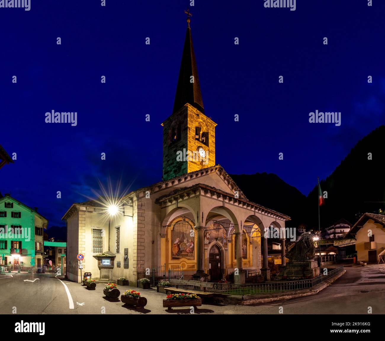 Alagna - l'église Chiesa di San Giovanni Battista dans la vallée de Valsemia s'étend au crépuscule - Italie. Banque D'Images