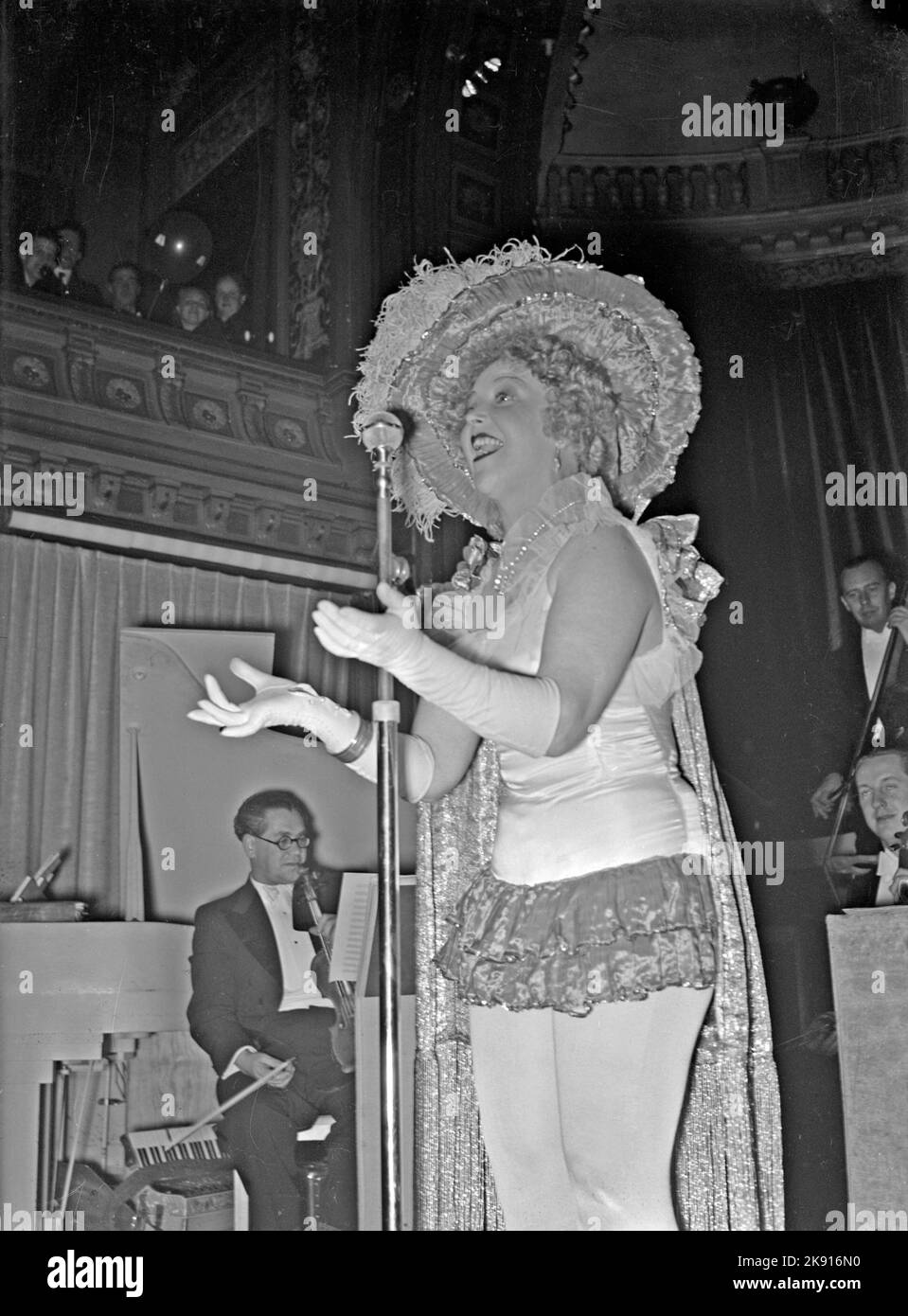 Dans le 1930s. L'actrice et chanteuse Carin Swensson sur scène interprète un acte pour le public au restaurant Berns à Stockholm Suède 1939. Kristoffersson réf. 17-8 Banque D'Images