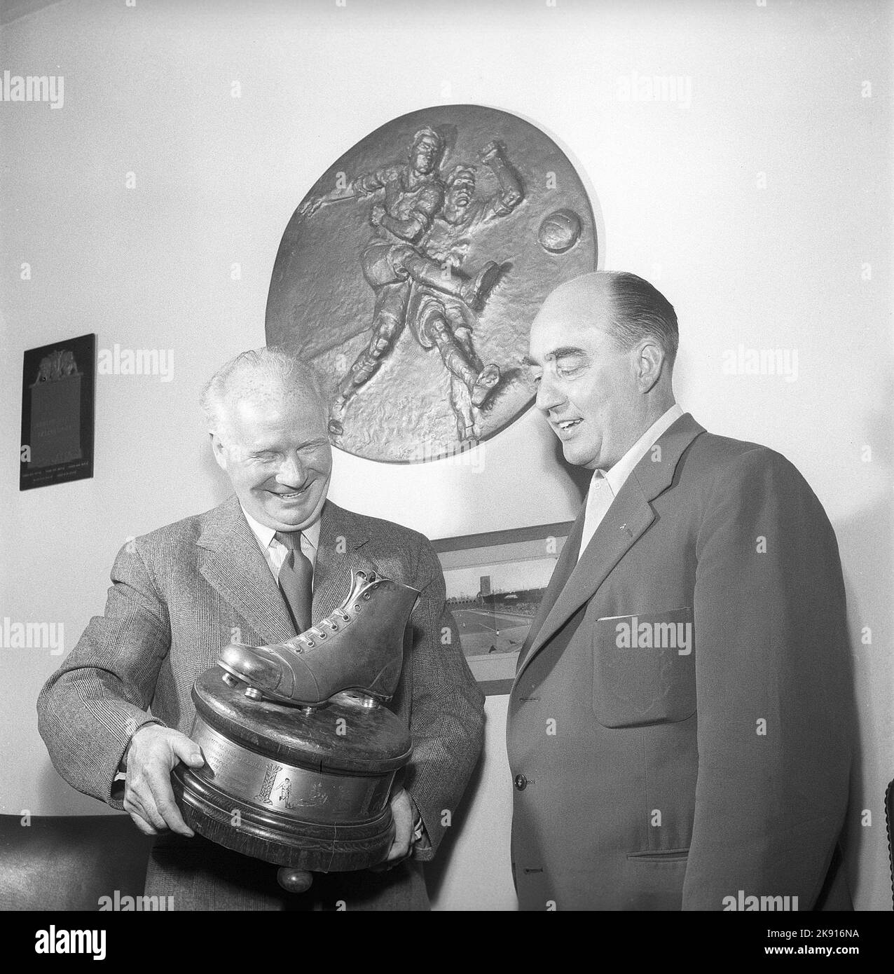 Trophée en 1950s. Deux hommes avec un trophée datant de 1920s avec une chaussure de football de l'époque sur le dessus. Suède 1956. Kristoffersson réf. BX23-3 Banque D'Images