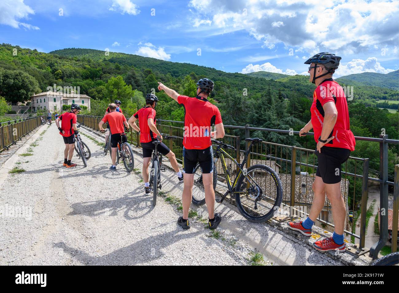 Un groupe de cyclistes norvégiens d'âge moyen sur des vélos loués reposant sur le pont de Caprrècia sur le chemin de fer de Spoleto à Norcia. Ombrie, Italie. Banque D'Images